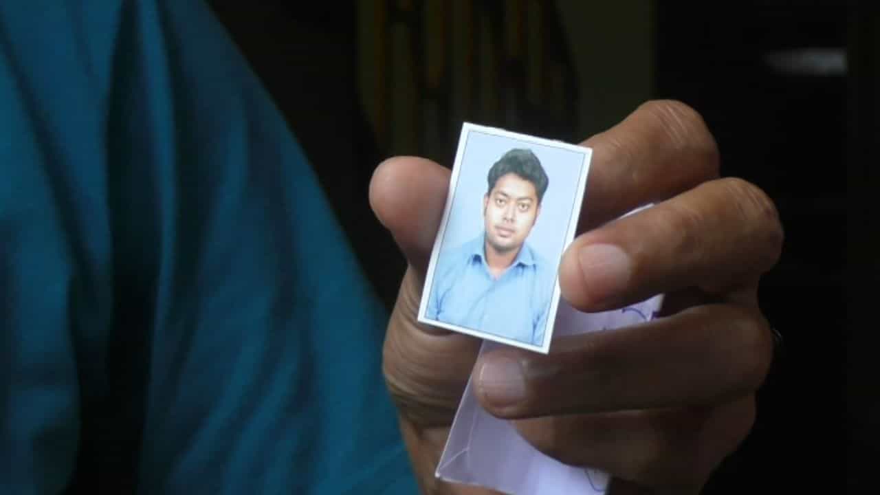 Barasat: ৭২ ঘণ্টা পার, উত্তাল সমুদ্রে কি খোঁজ মিলবে ছেলের? উদ্বেগের প্রহর গুনছে রায় পরিবার Barasat: ৭২ ঘণ্টা পার, উত্তাল সমুদ্রে কি খোঁজ মিলবে ছেলের? উদ্বেগের প্রহর গুনছে রায় পরিবার
