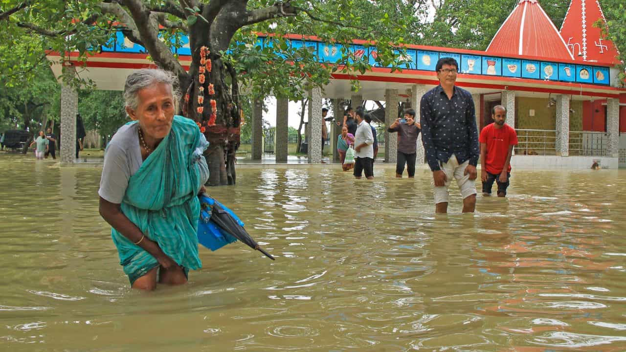 সকাল থেকেই ভারী বৃষ্টি, বাংলার জন্য বাড়ছে বিপদ! কোন আশঙ্কার কথা শোনাল হাওয়া অফিস সকাল থেকেই ভারী বৃষ্টি, বাংলার জন্য বাড়ছে বিপদ! কোন আশঙ্কার কথা শোনাল হাওয়া অফিস