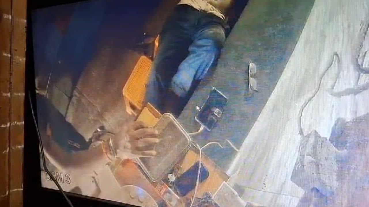 ছাতাটা পরে নিয়ে যাব..., হেসে বলেছিল ছেলেটি, তারপর CCTV-তে যা দেখা গেল, হুলস্থুল কাণ্ড হোটেলে