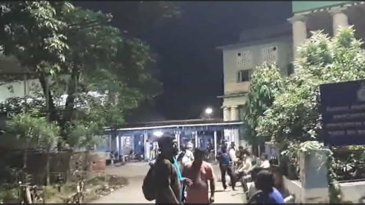 ভাঙা পাঁচিল দিয়েই অবাধ যাতায়াত হাসপাতালে! মদ্যপ অবস্থায় সরকারি হাসপাতালে ঢুকে কী করছিলেন ৯ জন? ভাঙা পাঁচিল দিয়েই অবাধ যাতায়াত হাসপাতালে! মদ্যপ অবস্থায় সরকারি হাসপাতালে ঢুকে কী করছিলেন ৯ জন?