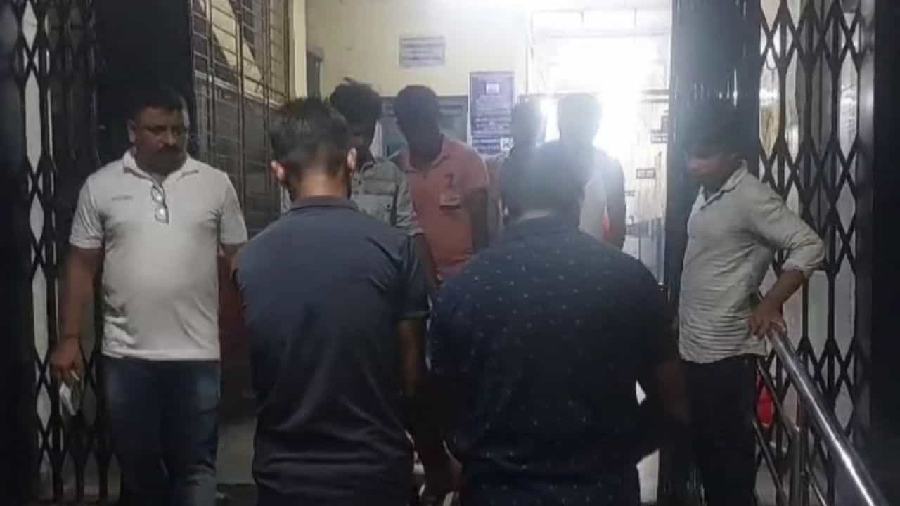 বাড়ি ফিরে স্ত্রী'কে খেতে দিতে বলেছিলেন স্বামী, ভাতের থালা হাতেই ঘটে গেল মর্মান্তিক ঘটনা, পথেই মৃত্যু সাহানারার বাড়ি ফিরে স্ত্রী'কে খেতে দিতে বলেছিলেন স্বামী, ভাতের থালা হাতেই ঘটে গেল মর্মান্তিক ঘটনা, পথেই মৃত্যু সাহানারার