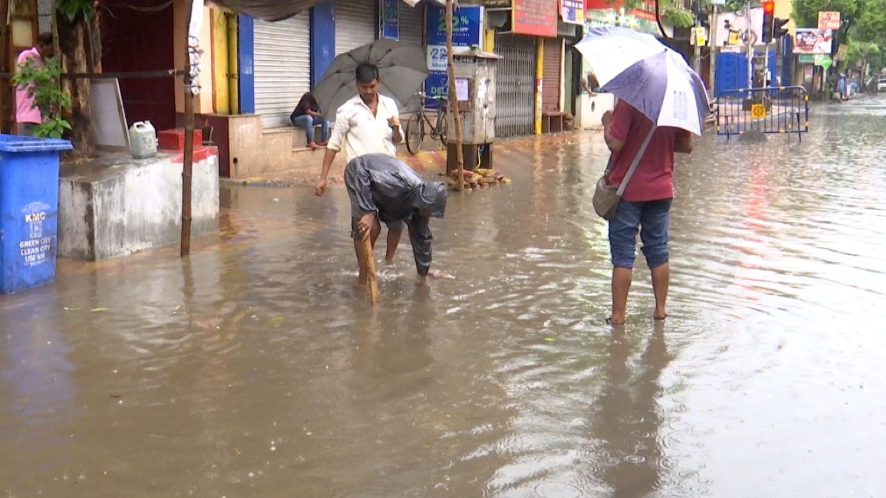 এদিন সকাল থেকেই দেখা গেল, পুরসভার কর্মীরা কাজ শুরু করে দিয়েছেন। ম্যানহোলের ঢাকনা খুলে দেওয়া হচ্ছে জায়গায় জায়গায়। প্লাস্টিক সরিয়ে ফেলা হচ্ছে, যাতে জল নামতে কোনও অসুবিধা না হয়।