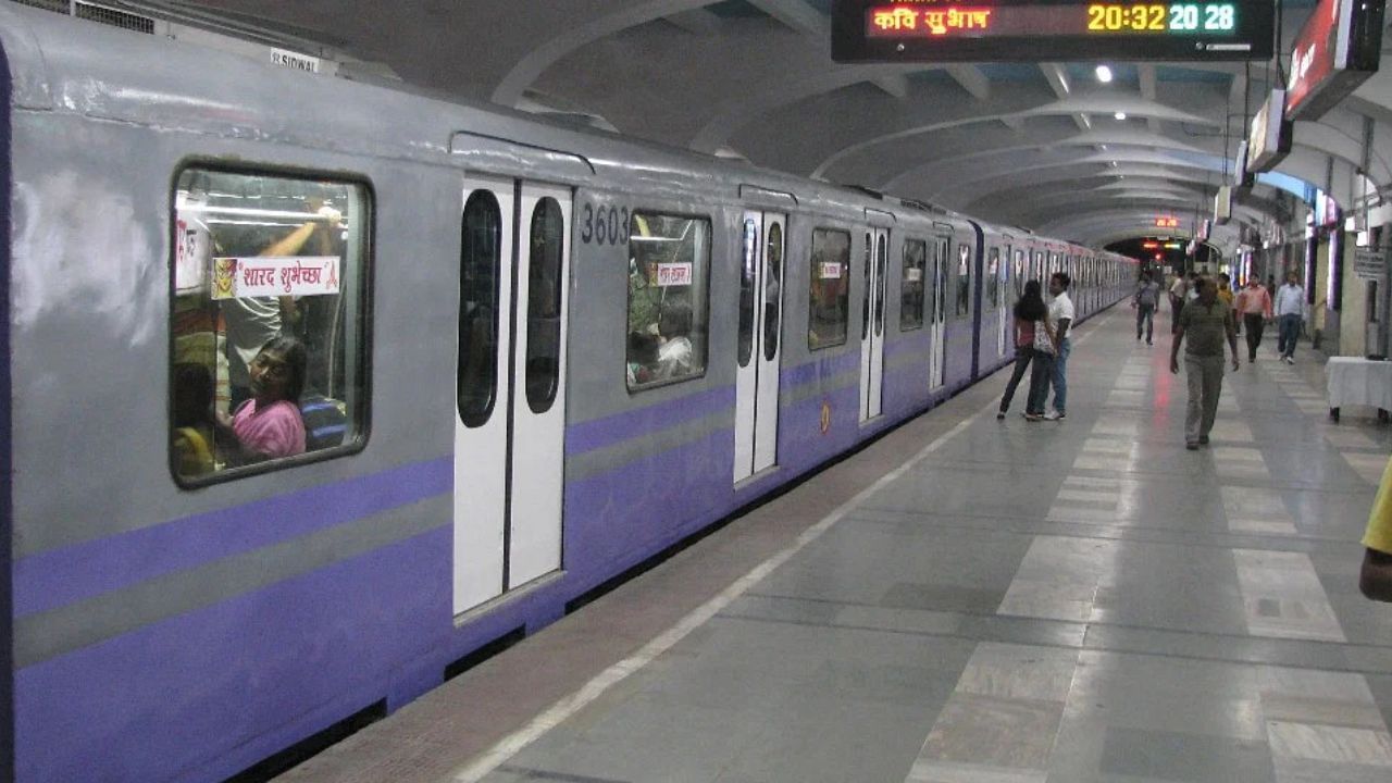 Kolkata Metro: আজ মহিলাদের 'রাত দখল', বাড়তি ট্রেন চালানোর ঘোষণা কলকাতা মেট্রোর