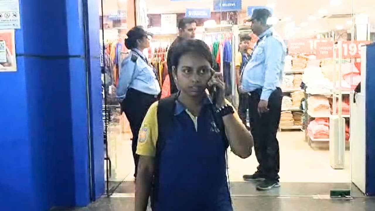 যুবতীর হাত থেকে মোবাইল কেড়ে ছুট! উত্তম-মধ্যম প্রহারের পর যুবক বলছে রিল বানাচ্ছিলাম