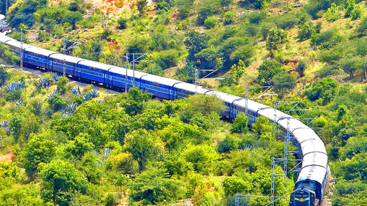 Longest Train Route: রবিবার ট্রেনে উঠলে বুধবার নামবেন, এটাই ভারতীয় রেলের দীর্ঘতম রুট, কোথায় যায় এই ট্রেন