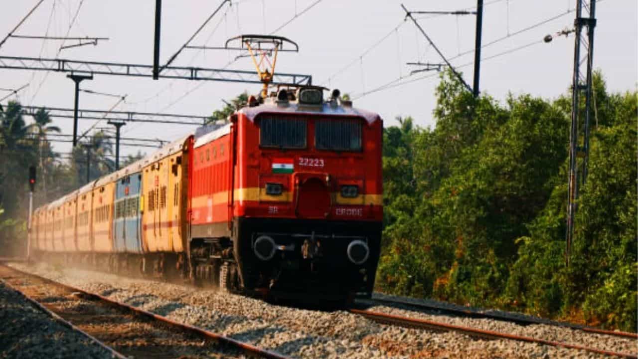 Indian Rail: রেলে এবার AI দিয়ে চলবে নজরদারি, বড় উদ্যোগ নিল রেল Indian Rail: রেলে এবার AI দিয়ে চলবে নজরদারি, বড় উদ্যোগ নিল রেল