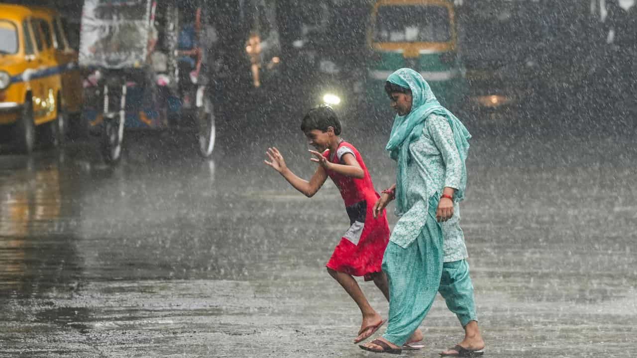 Weather Update: বাংলাদেশে ৫ দিন কাটিয়ে হাজির হয়েছে নিম্নচাপ, প্রবল বৃষ্টিতে ভাসবে বাংলা, জেনে নিন আবহাওয়ার আপডেট Weather Update: বাংলাদেশে ৫ দিন কাটিয়ে হাজির হয়েছে নিম্নচাপ, প্রবল বৃষ্টিতে ভাসবে বাংলা, জেনে নিন আবহাওয়ার আপডেট