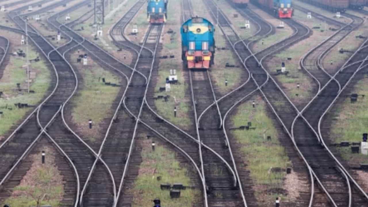 Railway: চিনের গা ঘেঁষে দৌড়বে ভারতের ট্রেন, পার করবে ১৪টি টানেল, দেখে নিন সেই লাইনের ছবি Railway: চিনের গা ঘেঁষে দৌড়বে ভারতের ট্রেন, পার করবে ১৪টি টানেল, দেখে নিন সেই লাইনের ছবি
