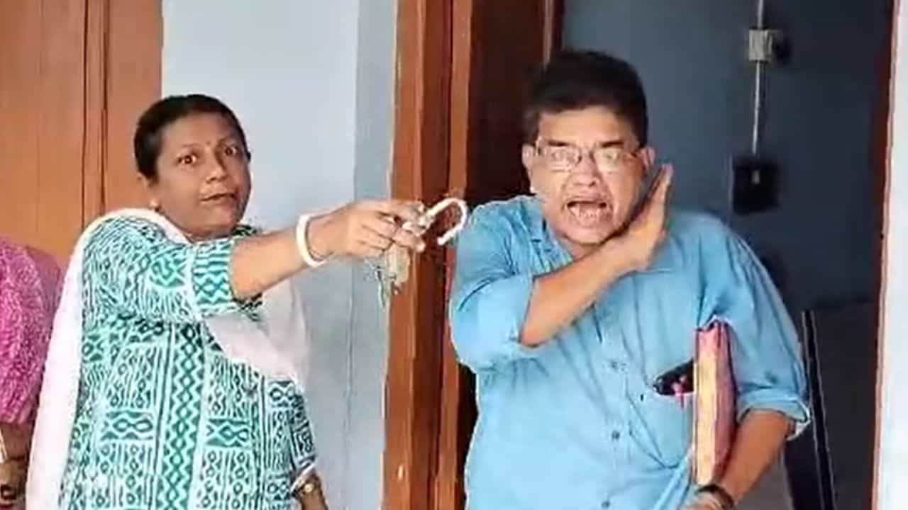 School Teacher: 'আমাকে মেরেছে...', 'নানা আমাকেই মেরেছে', হেডস্যারের সঙ্গে প্রকাশ্যে শিক্ষিকার তুমুল আকচা-আকচি School Teacher: 'আমাকে মেরেছে...', 'নানা আমাকেই মেরেছে', হেডস্যারের সঙ্গে প্রকাশ্যে শিক্ষিকার তুমুল আকচা-আকচি