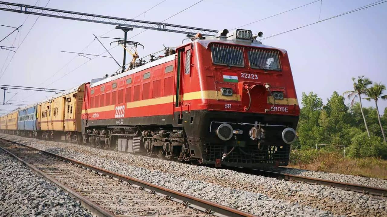 Indian Rail: ২০০ কিমি গতিতেও ছুটছে, তবু ট্র্যাক থেকে পিছলে যাচ্ছে না তো! এর পিছনে বিজ্ঞানটা ঠিক কী জানেন