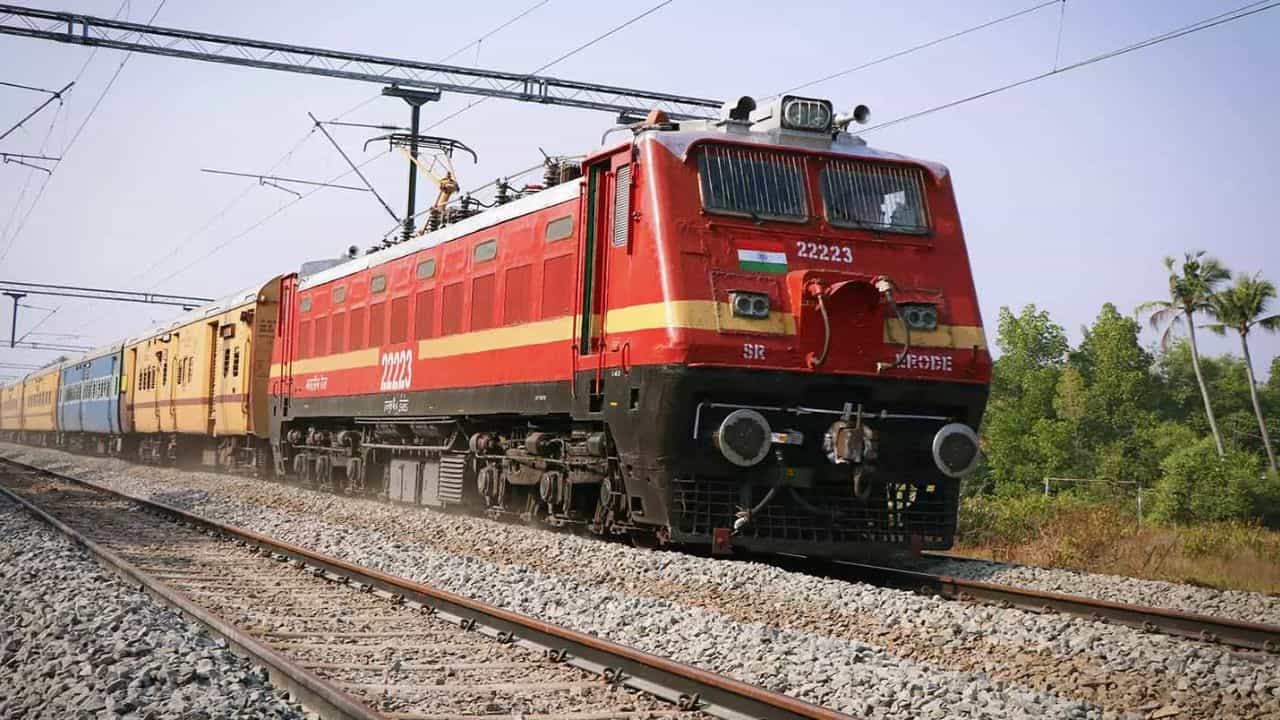 ভারতে রয়েছে বিশ্বের চতুর্থ বৃহত্তম রেল নেটওয়ার্ক। প্রতিদিন ২ কোটিরও বেশি মানুষ লোক ভারতীয় রেলের বিভিন্ন ট্রেনে ভ্রমণ করেন। প্রতিদিন ভারত জুড়ে ছড়িয়ে থাকা রেললাইন ধরে চলাচল করে ১৩,৪৫২-রও বেশি ট্রেন।