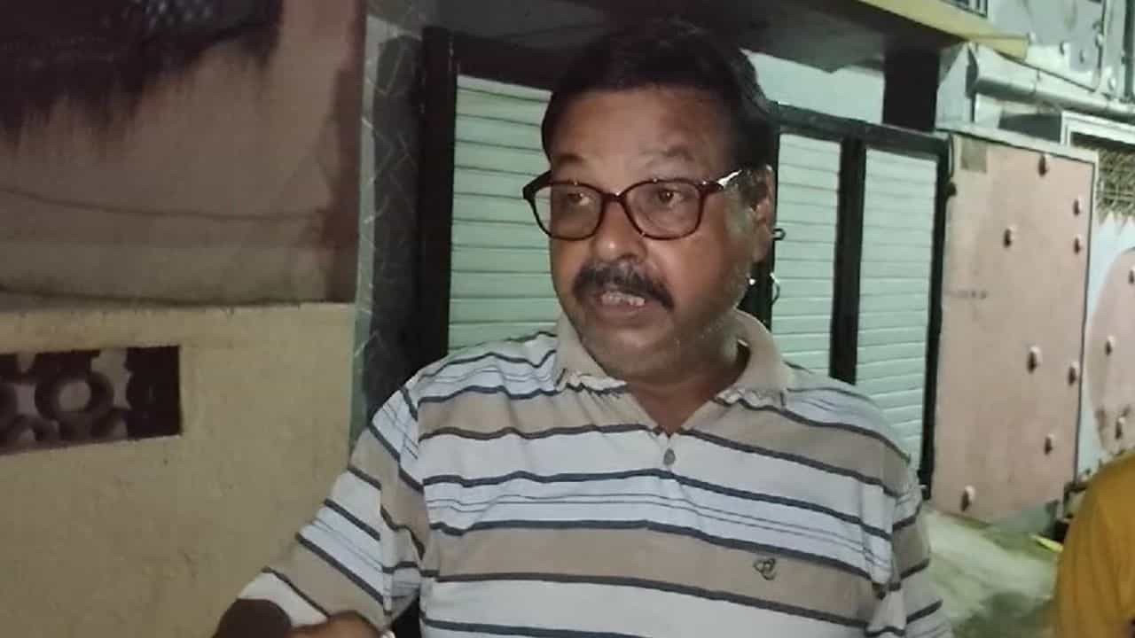 Asansol: বাড়ির গলিতেও নিরাপত্তা নেই? ব্যবসায়ীর কপালে পিস্তল ঠেকিয়ে সর্বস্ব ছিনতাইয়ের চেষ্টা Asansol: বাড়ির গলিতেও নিরাপত্তা নেই? ব্যবসায়ীর কপালে পিস্তল ঠেকিয়ে সর্বস্ব ছিনতাইয়ের চেষ্টা