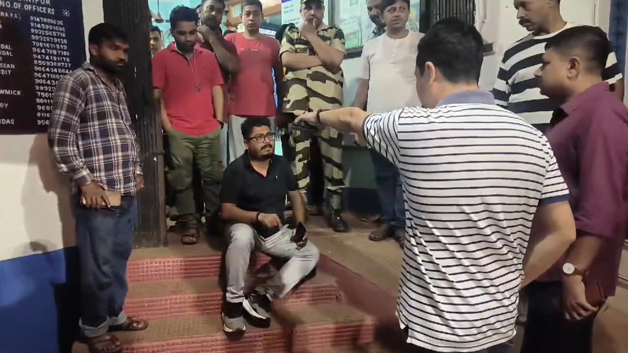 Medinipur: জন্মাষ্টমীর পুজোয় বসার আগেই তুলে নিয়ে গেল পুলিশ, থানায় বিক্ষোভ বিজেপির Medinipur: জন্মাষ্টমীর পুজোয় বসার আগেই তুলে নিয়ে গেল পুলিশ, থানায় বিক্ষোভ বিজেপির
