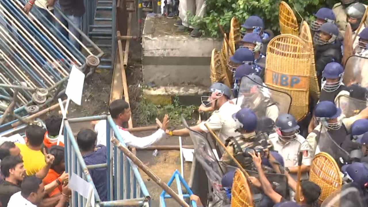 Nabanna Abhijaan: নবান্ন অভিযানে অশান্তি, বিডিও অফিসের কর্মী-সহ ১৩ জন গ্রেফতার Nabanna Abhijaan: নবান্ন অভিযানে অশান্তি, বিডিও অফিসের কর্মী-সহ ১৩ জন গ্রেফতার