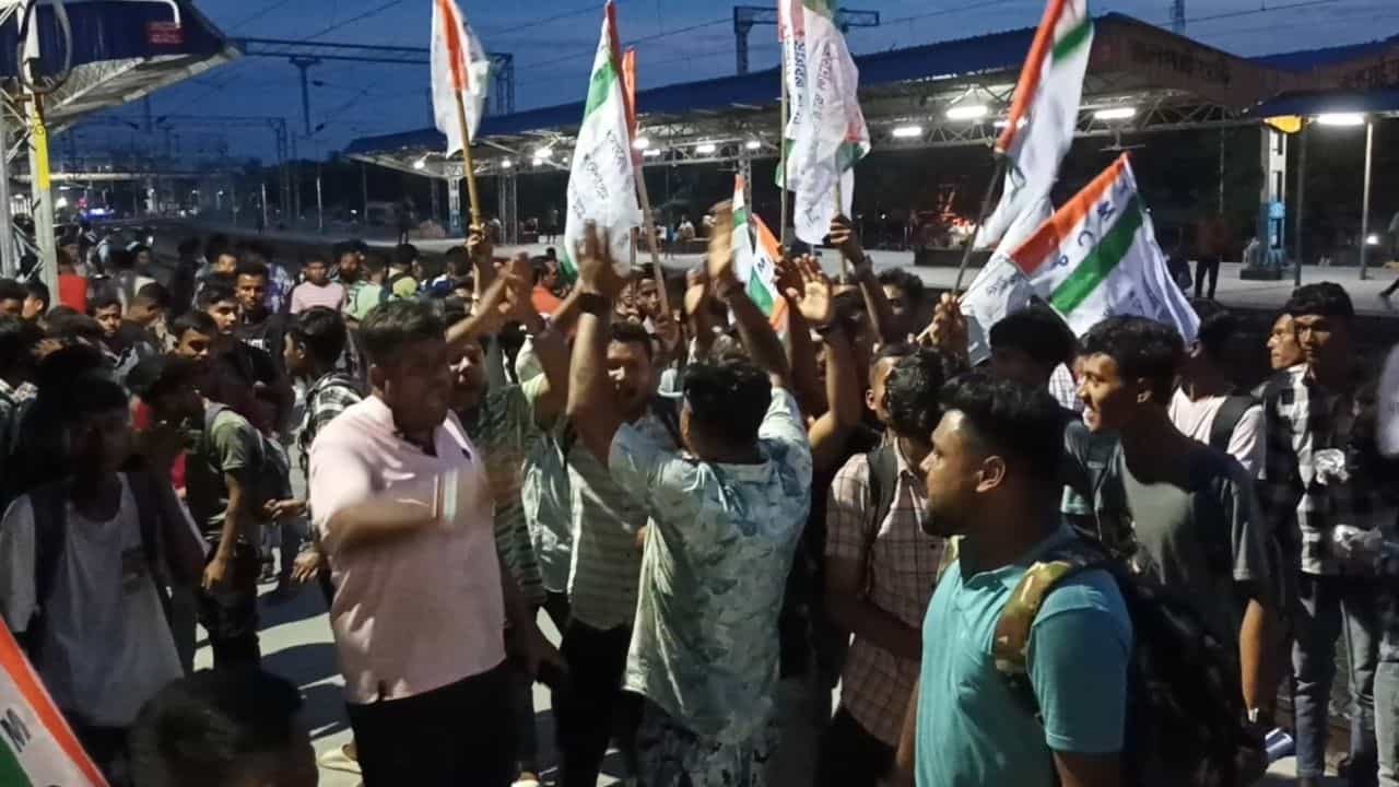 TMCP: রাতের ট্রেনেই কলকাতায় আসছে তৃণমূল ছাত্র পরিষদের কয়েকশো সদস্য TMCP: রাতের ট্রেনেই কলকাতায় আসছে তৃণমূল ছাত্র পরিষদের কয়েকশো সদস্য