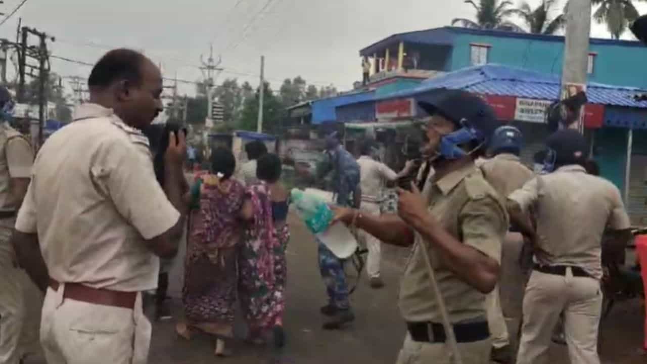 Road Accident: গাড়ির ধাক্কায় ৭ বছরের ছেলের মৃত্যু, তুলকালাম এগরায় Road Accident: গাড়ির ধাক্কায় ৭ বছরের ছেলের মৃত্যু, তুলকালাম এগরায়