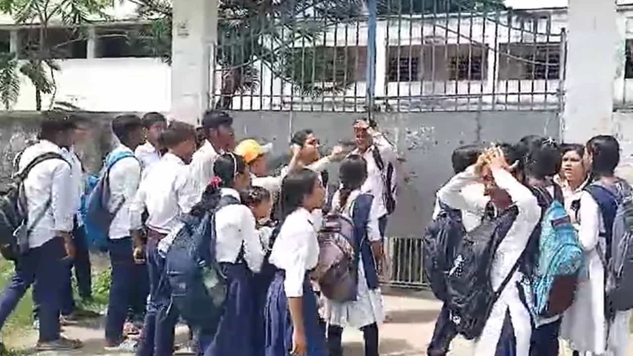 Bagdah: বিল দেন না, বিদ্যুতের লাইন কেটে দিয়েছে... প্রধান শিক্ষকের উপর ক্ষোভ পড়ুয়াদের Bagdah: বিল দেন না, বিদ্যুতের লাইন কেটে দিয়েছে... প্রধান শিক্ষকের উপর ক্ষোভ পড়ুয়াদের