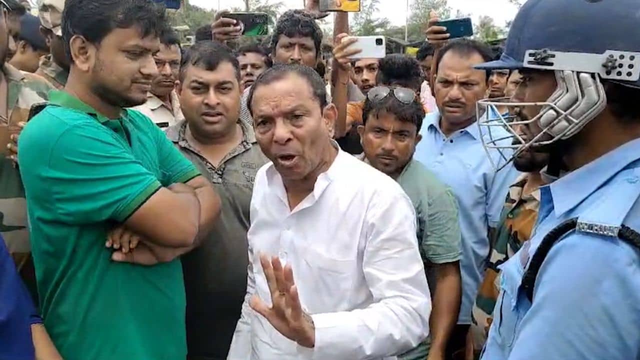 Akhil Giri: ডাং দিয়ে পিটাব, মন্ত্রিমশাই অখিল গিরির হুমকি মহিলা অফিসারকে! পরে সাজালেন যুক্তিও...