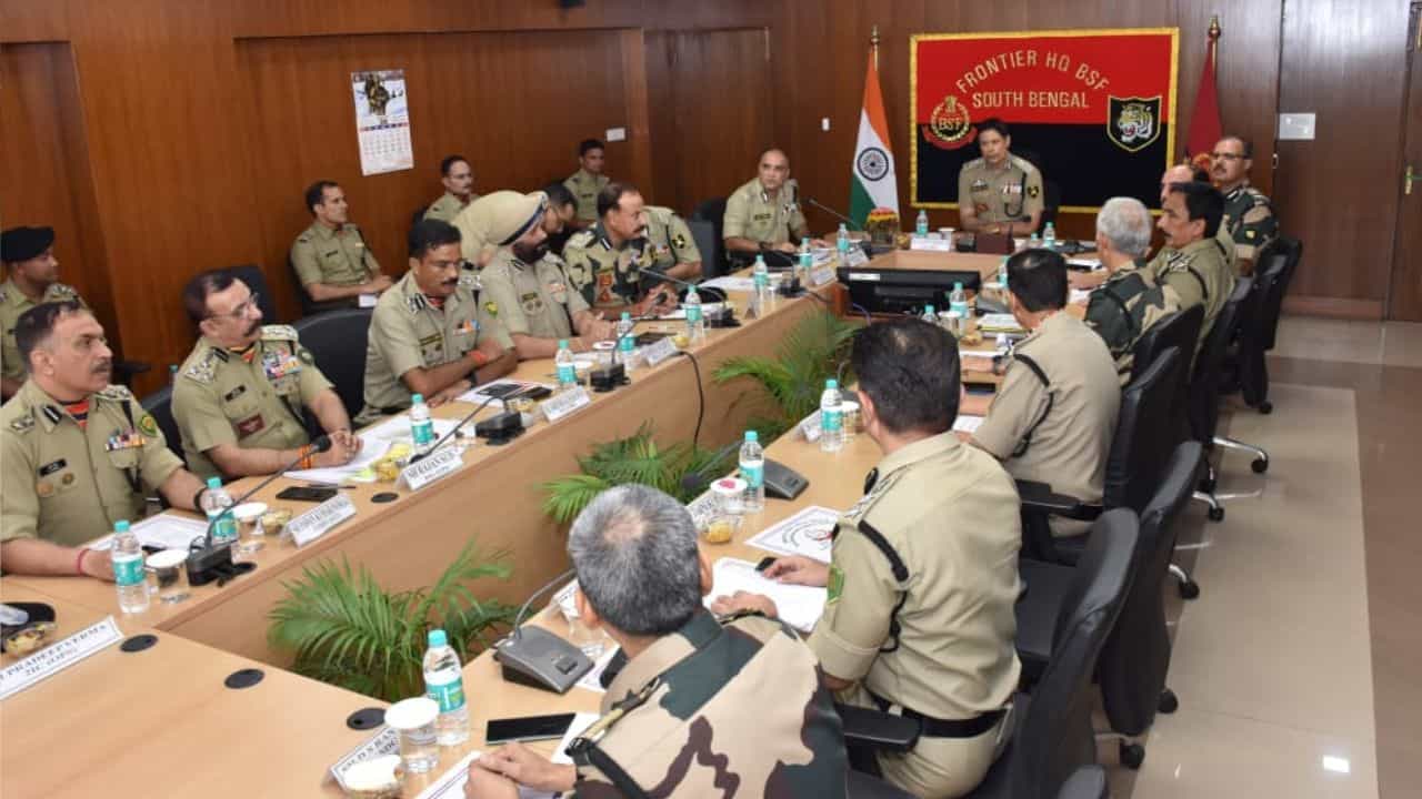 Indo-Bangladesh Border: 'মাছিও যেন না গলতে পারে', সীমান্ত নিয়ে বিএসএফের ডিজির কড়া নির্দেশ Indo-Bangladesh Border: 'মাছিও যেন না গলতে পারে', সীমান্ত নিয়ে বিএসএফের ডিজির কড়া নির্দেশ