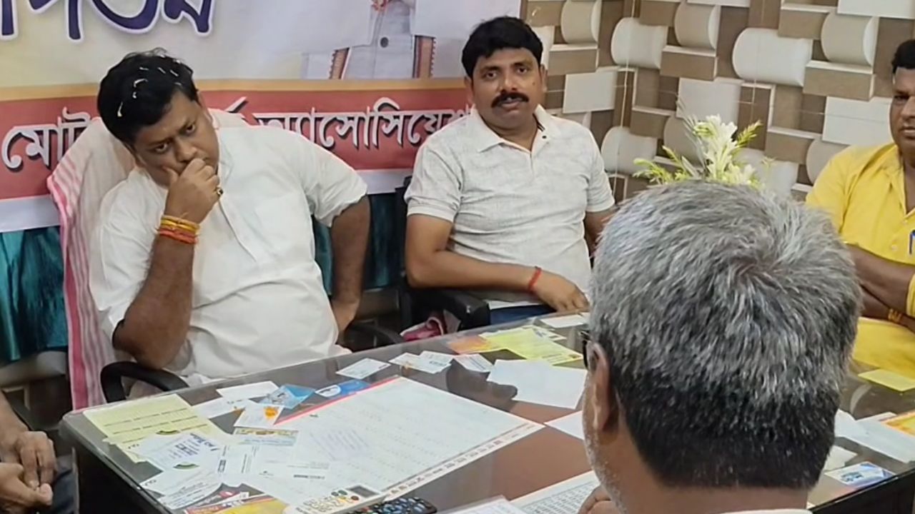 Sukanta Majumdar: প্রিয়রঞ্জন দাশমুন্সিকে পাশে পেয়েছিলেন, এবার সুকান্তর দ্বারস্থ বাস মালিকরা Sukanta Majumdar: প্রিয়রঞ্জন দাশমুন্সিকে পাশে পেয়েছিলেন, এবার সুকান্তর দ্বারস্থ বাস মালিকরা