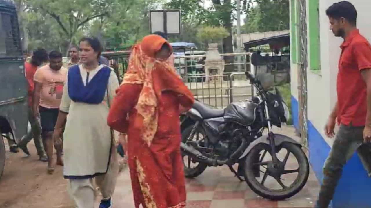 Hotels in Digha: দিঘার নোনা হাওয়ায় জমছে মধুচক্রের মধু, ৩ মহিলা গ্রেফতার এবার Hotels in Digha: দিঘার নোনা হাওয়ায় জমছে মধুচক্রের মধু, ৩ মহিলা গ্রেফতার এবার
