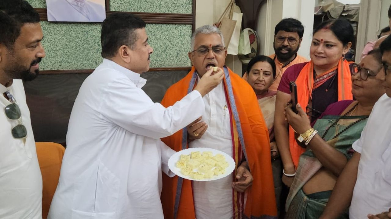 Dilip Ghosh: 'এই সৌজন্যই তো থাকা উচিত', দিলীপ-শুভেন্দুর 'মিষ্টিমুখ' দেখে বললেন শোভনদেব Dilip Ghosh: 'এই সৌজন্যই তো থাকা উচিত', দিলীপ-শুভেন্দুর 'মিষ্টিমুখ' দেখে বললেন শোভনদেব