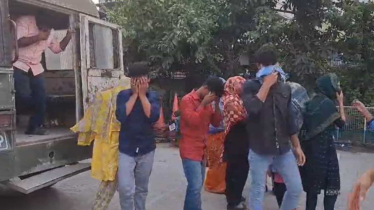Raigunj: রবিবার দিনভর বড় চক্র 'খেলল'? বিভিন্ন জেলা থেকে এক অভিযোগ... Raigunj: রবিবার দিনভর বড় চক্র 'খেলল'? বিভিন্ন জেলা থেকে এক অভিযোগ...