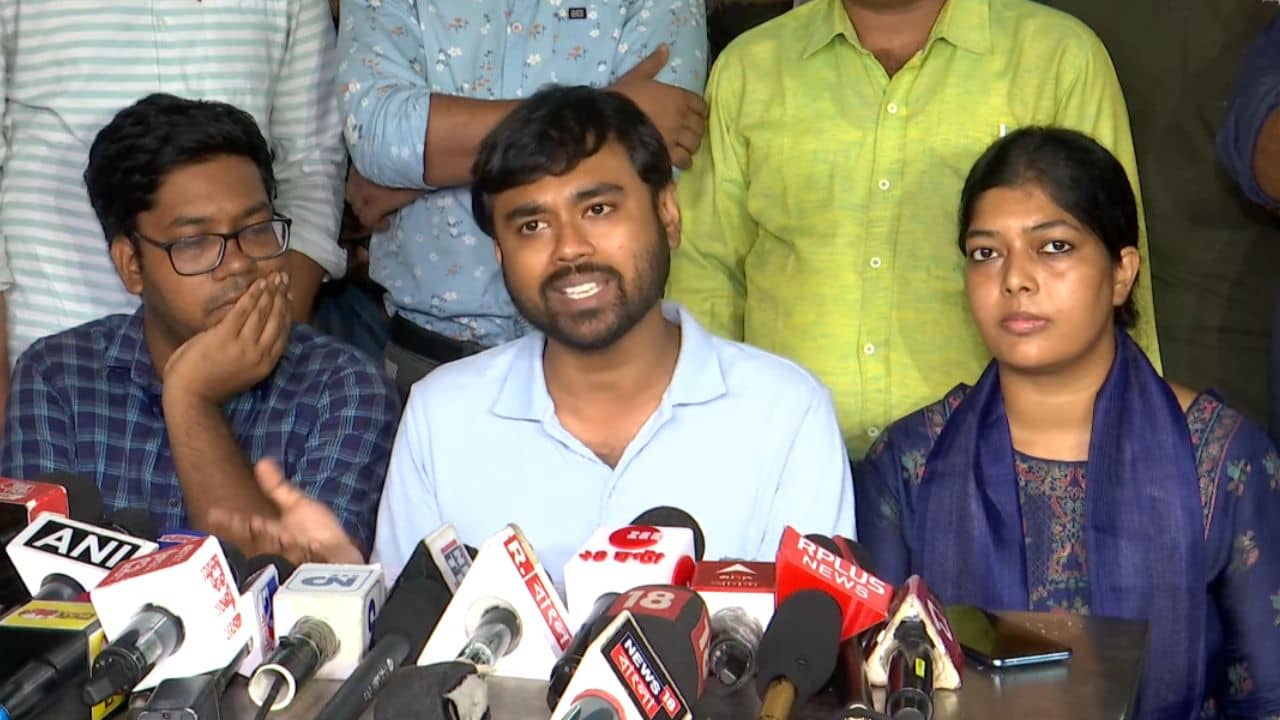 RG Kar: সিপি পদত্যাগ করুন, আন্দোলনে অনড় আরজি করের ডাক্তার পড়ুয়ারা