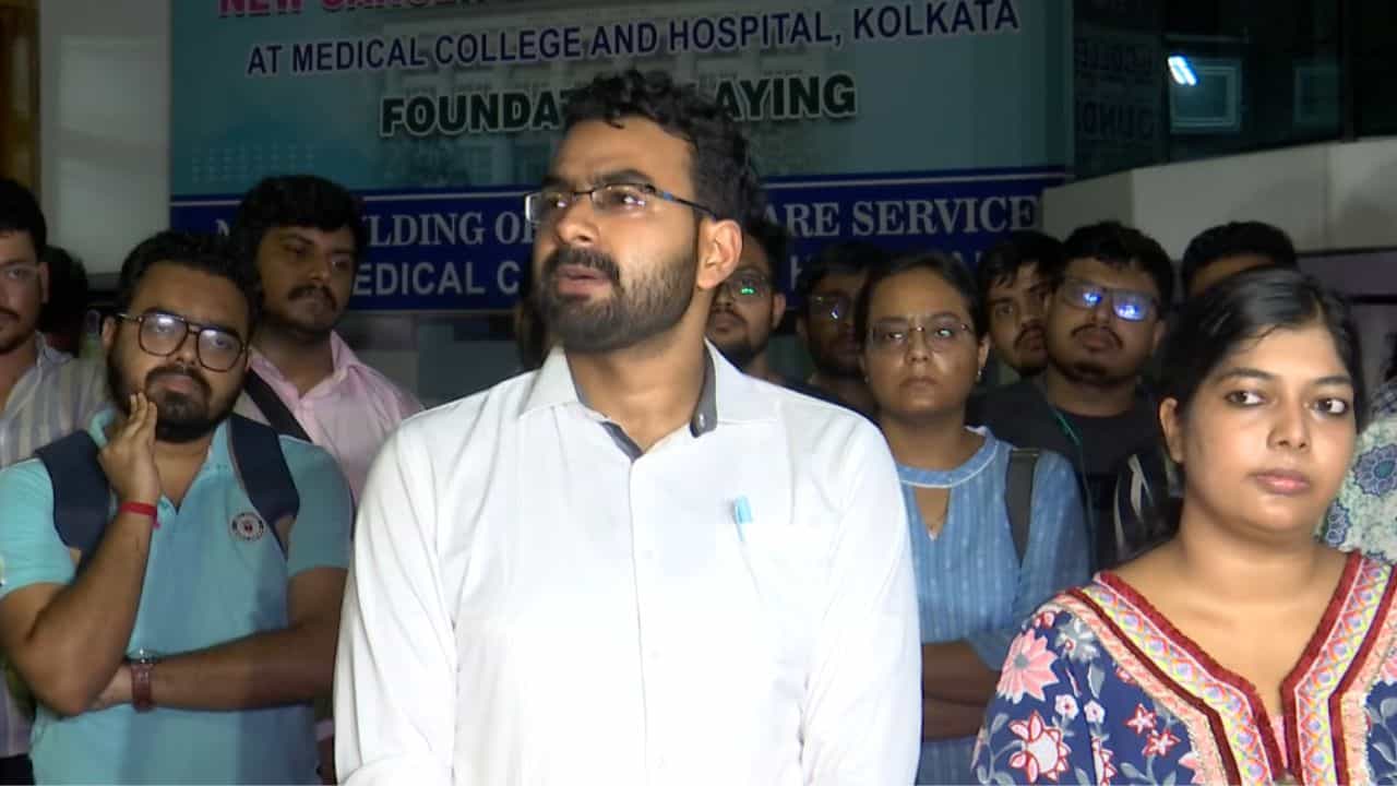 Medical College: সোমবার থেকে কর্মবিরতিতে সরকারি-বেসরকারি হাসপাতালের ডাক্তাররা, কী হবে এবার? Medical College: সোমবার থেকে কর্মবিরতিতে সরকারি-বেসরকারি হাসপাতালের ডাক্তাররা, কী হবে এবার?