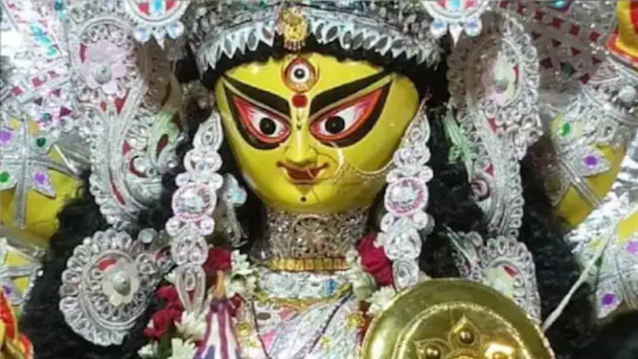 Puja Donation: 'আগে বিচার হোক, পরে পুজোর অনুদান নেব', আবারও ৮৫ হাজার টাকা ফেরাল পুজো কমিটি Puja Donation: 'আগে বিচার হোক, পরে পুজোর অনুদান নেব', আবারও ৮৫ হাজার টাকা ফেরাল পুজো কমিটি