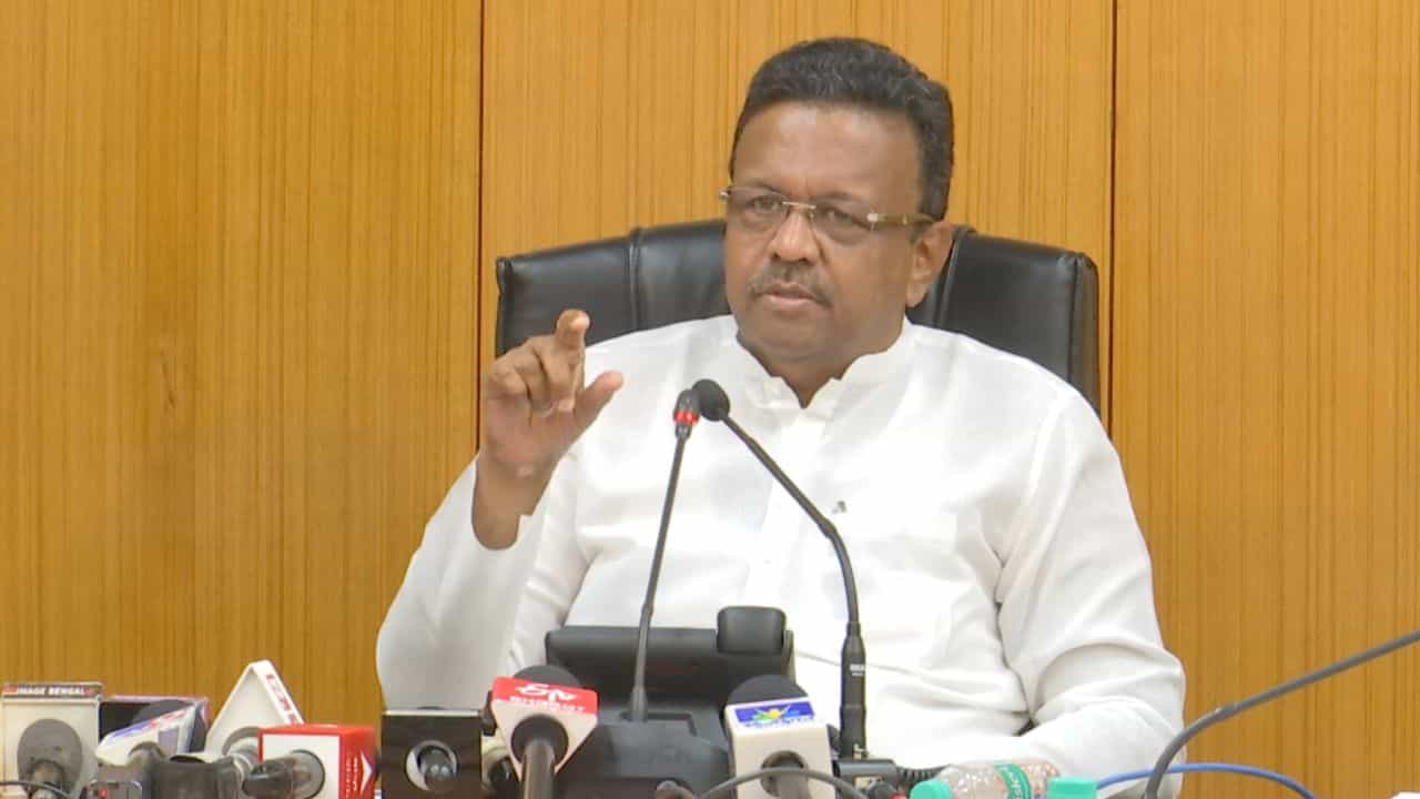 Firhad Hakim: 'আমার স্ত্রী, তিন কন্যা, নাতনি আছে...', বিতর্কের মাঝে সাফাই ফিরহাদের Firhad Hakim: 'আমার স্ত্রী, তিন কন্যা, নাতনি আছে...', বিতর্কের মাঝে সাফাই ফিরহাদের