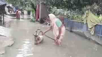 Flood Situation: গ্রামও জলে, গ্রামের মানুষগুলোও পড়েছে অথৈ জলে