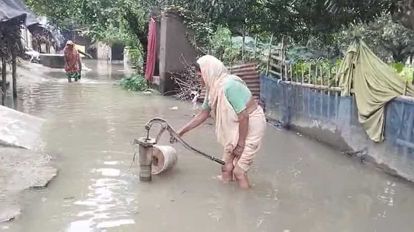 Flood Situation: গ্রামও জলে, গ্রামের মানুষগুলোও পড়েছে অথৈ জলে