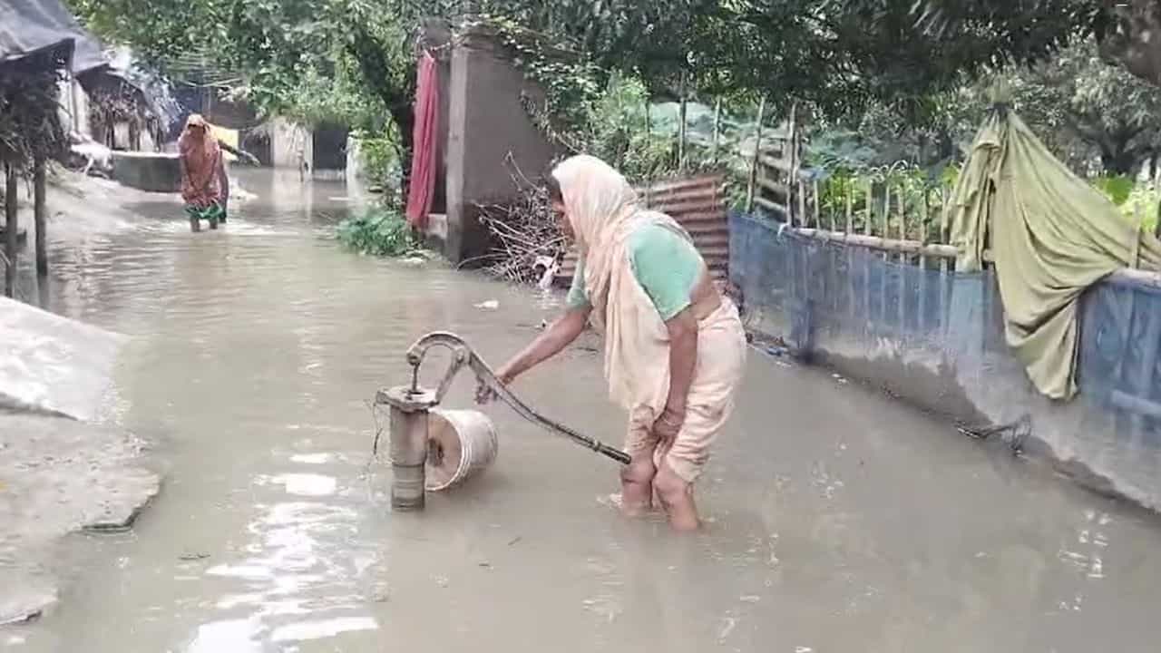 Flood Situation: গ্রামও জলে, গ্রামের মানুষগুলোও পড়েছে অথৈ জলে Flood Situation: গ্রামও জলে, গ্রামের মানুষগুলোও পড়েছে অথৈ জলে