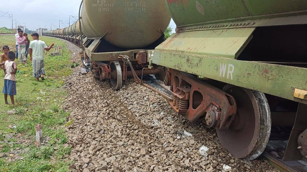 Good Trains Derailed: আবারও উত্তরবঙ্গে দুর্ঘটনার কবলে মালগাড়ি, ৫টি বগি লাইনচ্যুত