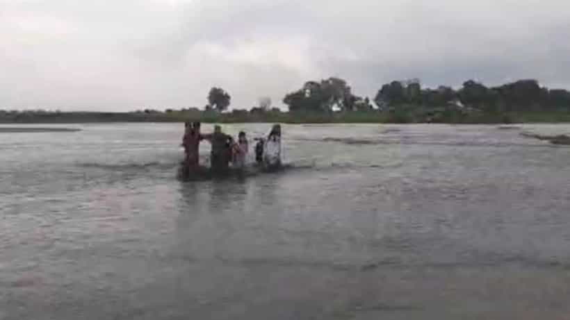 Harpa Ban: আচমকা হড়পা বান, নদীতে ছিটকে পড়ল একজন, ৫ পড়ুয়া যা করল...