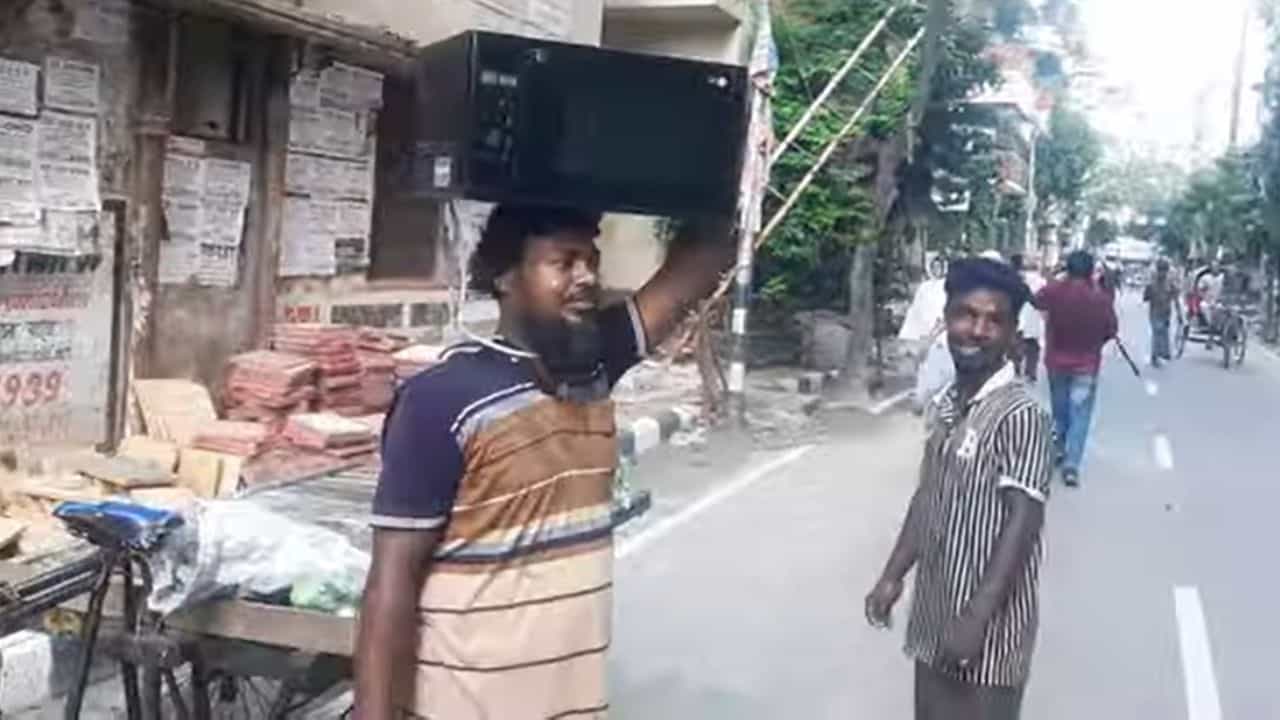 শেখ হাসিনার 'গণভবন' দখল নিল বিক্ষোভকারীরা। আর এই ছবি মনে করাচ্ছে শ্রীলঙ্কার ছবি। কোথাও দেখা যাচ্ছে হাসিনার ঢাকাই শাড়ি গায়ে জড়িয়েছেন কোনও আন্দোলনকারী। কেউ আবার গণভবনে বেডরুমে ঢুকে বিছানায় শুয়ে আছেন বহালতবিয়তে।