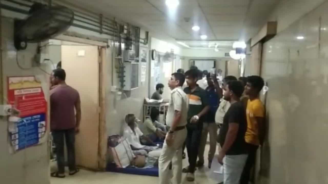 Rampurhat Medical: ২৪ ঘণ্টার ব্যবধানে রোগীমৃত্যুতে আবারও উত্তাল রামপুরহাট মেডিক্যাল Rampurhat Medical: ২৪ ঘণ্টার ব্যবধানে রোগীমৃত্যুতে আবারও উত্তাল রামপুরহাট মেডিক্যাল