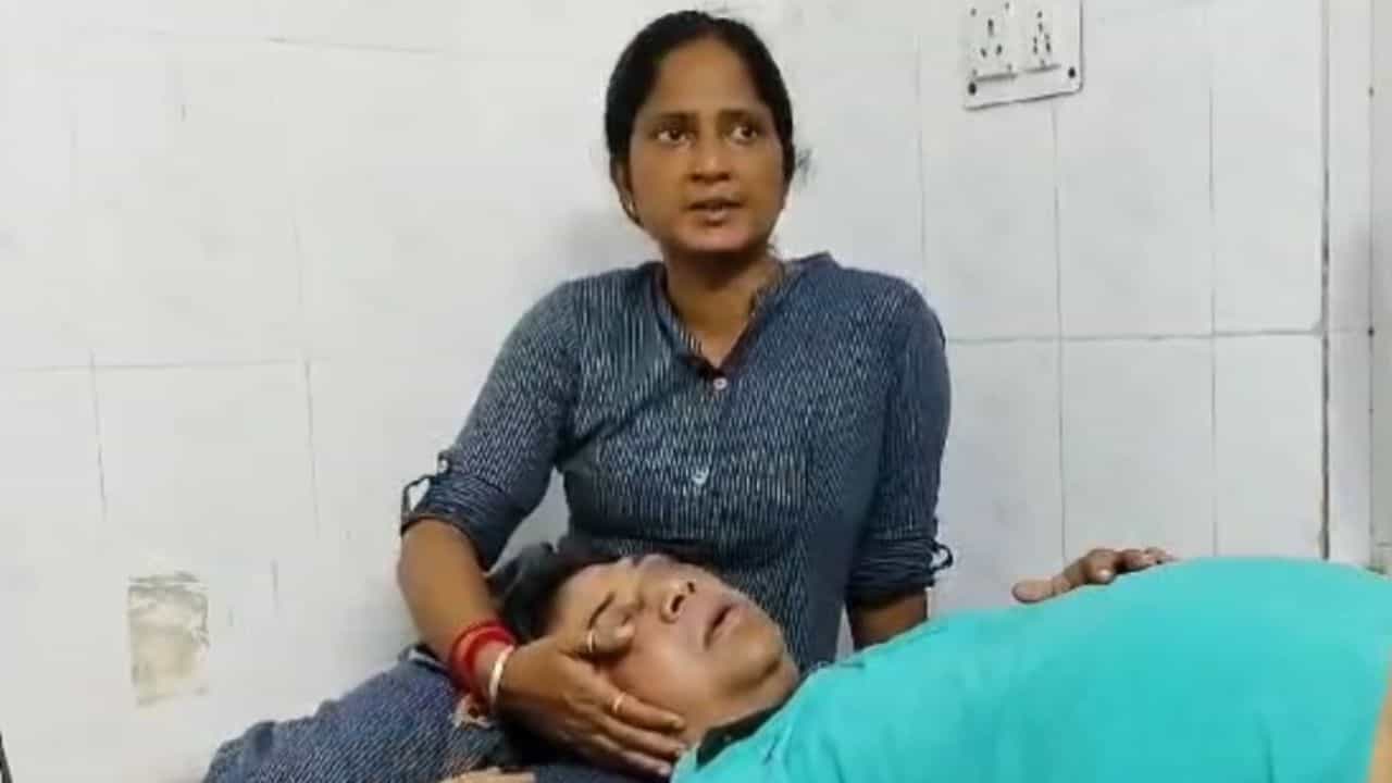 Joynagar: স্ত্রীর কোলে মাথা রেখে শুয়ে কাতরাচ্ছেন স্বামী, ভরা হাটে দুষ্কৃতী তাণ্ডব Joynagar: স্ত্রীর কোলে মাথা রেখে শুয়ে কাতরাচ্ছেন স্বামী, ভরা হাটে দুষ্কৃতী তাণ্ডব