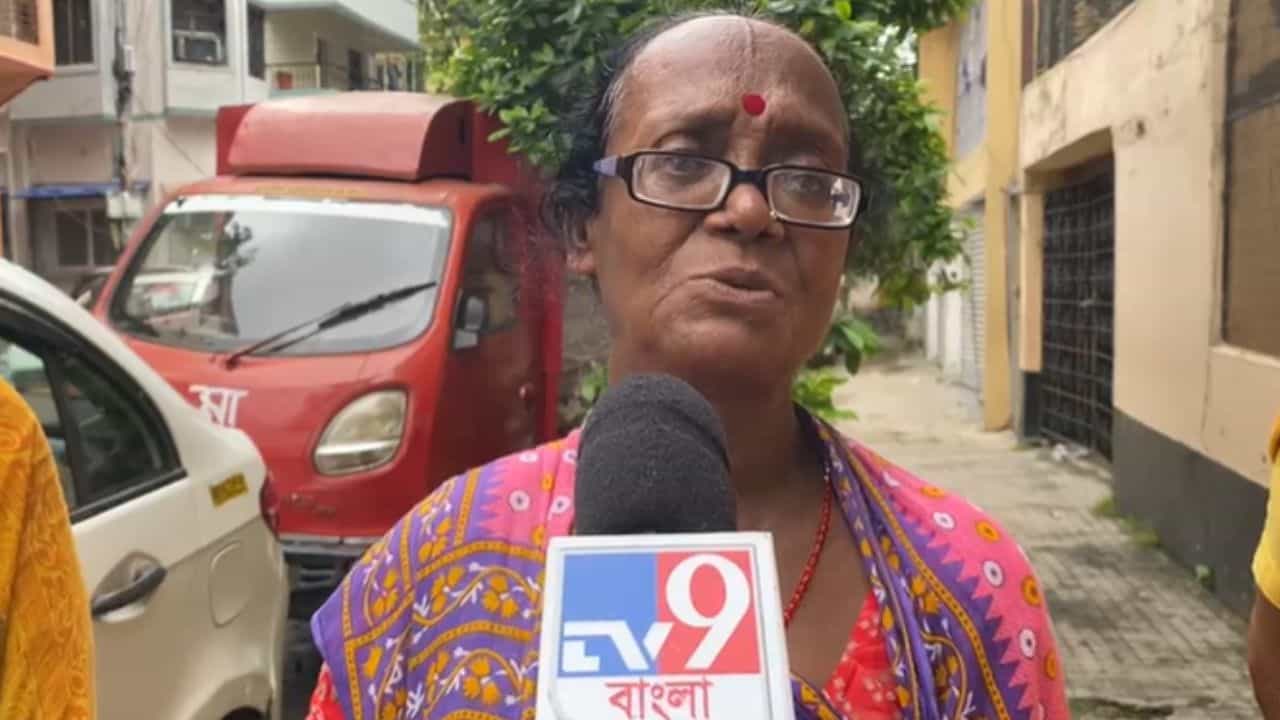 Buddadeb Bhattacharjee: আজীবনের মত পাম অ্যাভিনিউ ছাড়লেন 'দাদা', কান্নায় চোখ ঝাপসা শান্তির Buddadeb Bhattacharjee: আজীবনের মত পাম অ্যাভিনিউ ছাড়লেন 'দাদা', কান্নায় চোখ ঝাপসা শান্তির