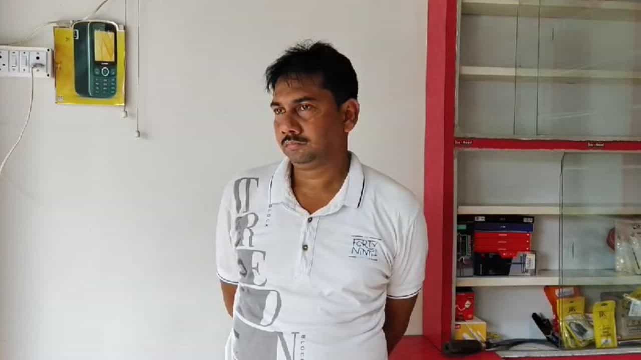 Hooghly: ছাদের গ্রিল বেঁকিয়ে ঢুকেছিল, পুজোর আগেই সব ফাঁকা... Hooghly: ছাদের গ্রিল বেঁকিয়ে ঢুকেছিল, পুজোর আগেই সব ফাঁকা...