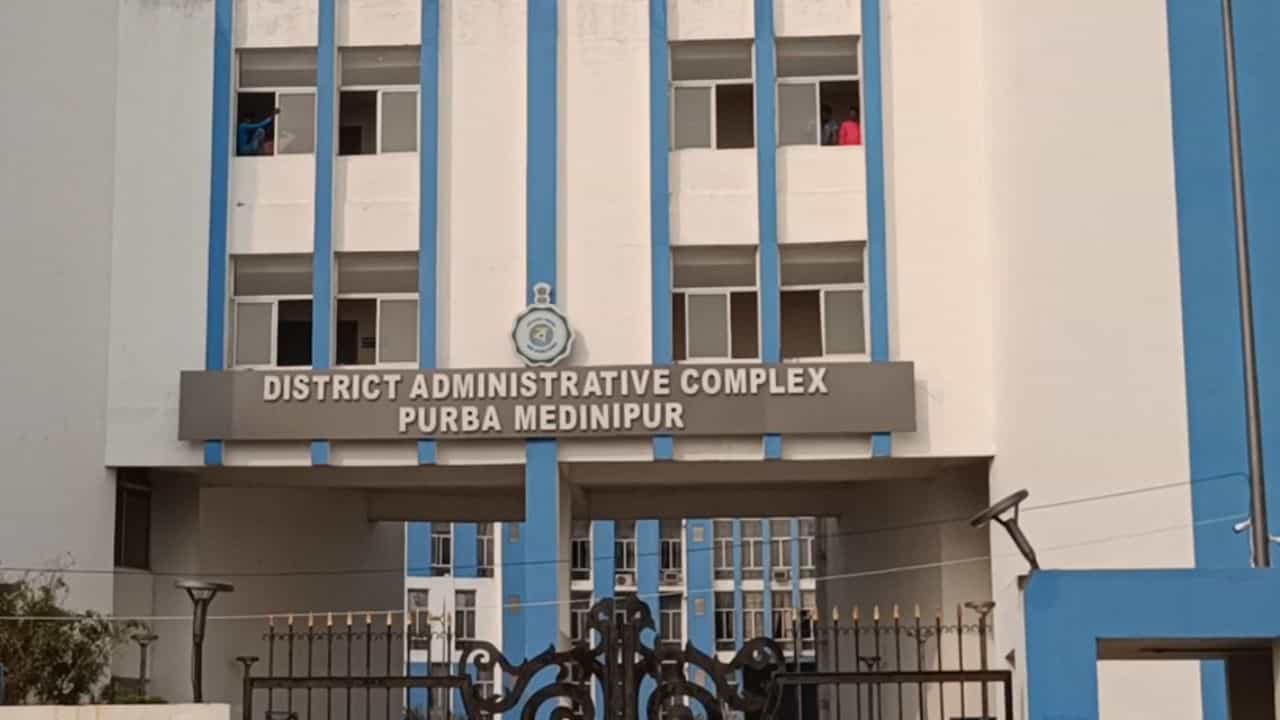 Health Department: ৯৩ জন ডাক্তারকে একসঙ্গে শোকজ, আরজি কর নিয়ে প্রতিবাদ নেপথ্যে? Health Department: ৯৩ জন ডাক্তারকে একসঙ্গে শোকজ, আরজি কর নিয়ে প্রতিবাদ নেপথ্যে?