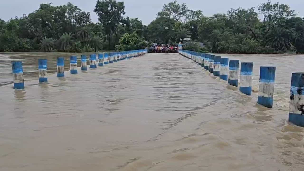 Heavy Rain in Bengal: হু হু করে নদীগুলিতে বাড়ছে জল, জেলাশাসকদের ছুটি বাতিল, উচ্চপর্যায়ের বৈঠক নবান্নে Heavy Rain in Bengal: হু হু করে নদীগুলিতে বাড়ছে জল, জেলাশাসকদের ছুটি বাতিল, উচ্চপর্যায়ের বৈঠক নবান্নে
