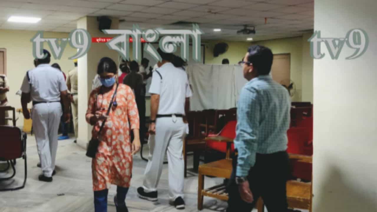 RG Kar Medical: হাতে ক্যামেরা, ওই রাতে আরজি করের সেমিনার রুমে কে ওই ব্যক্তি? চাঞ্চল্যকর ছবি সামনে RG Kar Medical: হাতে ক্যামেরা, ওই রাতে আরজি করের সেমিনার রুমে কে ওই ব্যক্তি? চাঞ্চল্যকর ছবি সামনে