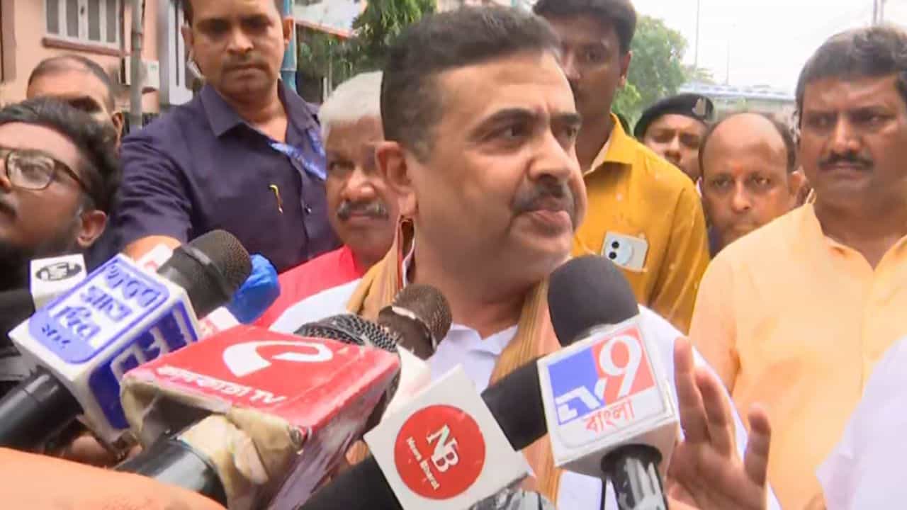 Suvendu Adhikari: আটক শুভেন্দুকে নিয়ে যাওয়া হয় থানায়, আগামিকাল বিজেপির থানা ঘেরাও কর্মসূচি Suvendu Adhikari: আটক শুভেন্দুকে নিয়ে যাওয়া হয় থানায়, আগামিকাল বিজেপির থানা ঘেরাও কর্মসূচি