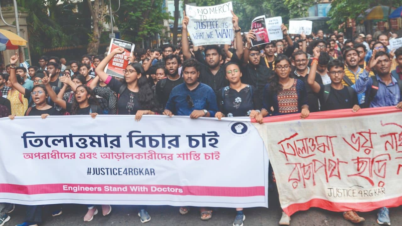 RG Kar Protest: স্কুলের বাইরে কোনও কর্মসূচিতে যোগ দেওয়া যাবে না, নোটিস দিল ডিআই অফিস