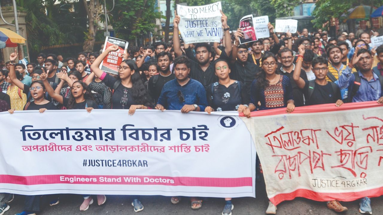 RG Kar Protest: স্কুলের বাইরে কোনও কর্মসূচিতে যোগ দেওয়া যাবে না, নোটিস দিল ডিআই অফিস