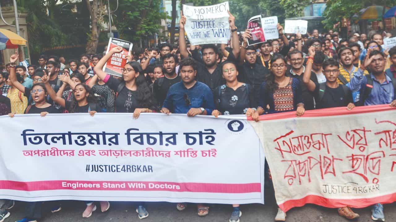 RG Kar Protest: স্কুলের বাইরে কোনও কর্মসূচিতে যোগ দেওয়া যাবে না, নোটিস দিল ডিআই অফিস RG Kar Protest: স্কুলের বাইরে কোনও কর্মসূচিতে যোগ দেওয়া যাবে না, নোটিস দিল ডিআই অফিস