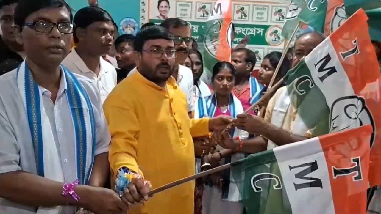 TMC Joining: কোতুলপুরে ভেল্কি দেখাল তৃণমূল, বিজেপির টিকিটে জেতা বিধায়ককে দিয়েই 'নবীনবরণ' TMC Joining: কোতুলপুরে ভেল্কি দেখাল তৃণমূল, বিজেপির টিকিটে জেতা বিধায়ককে দিয়েই 'নবীনবরণ'