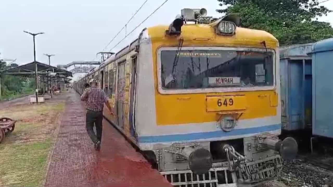 Howrah: হাওড়া লাইনে রেলযাত্রীরা ফের দুর্ভোগে, সাঁতরাগাছির আগেই থামল ট্রেন Howrah: হাওড়া লাইনে রেলযাত্রীরা ফের দুর্ভোগে, সাঁতরাগাছির আগেই থামল ট্রেন